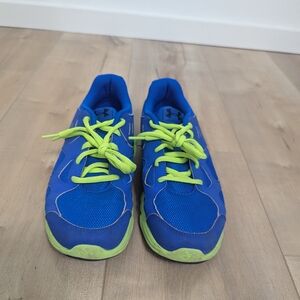 Under armor size 7 youth athletic shoes